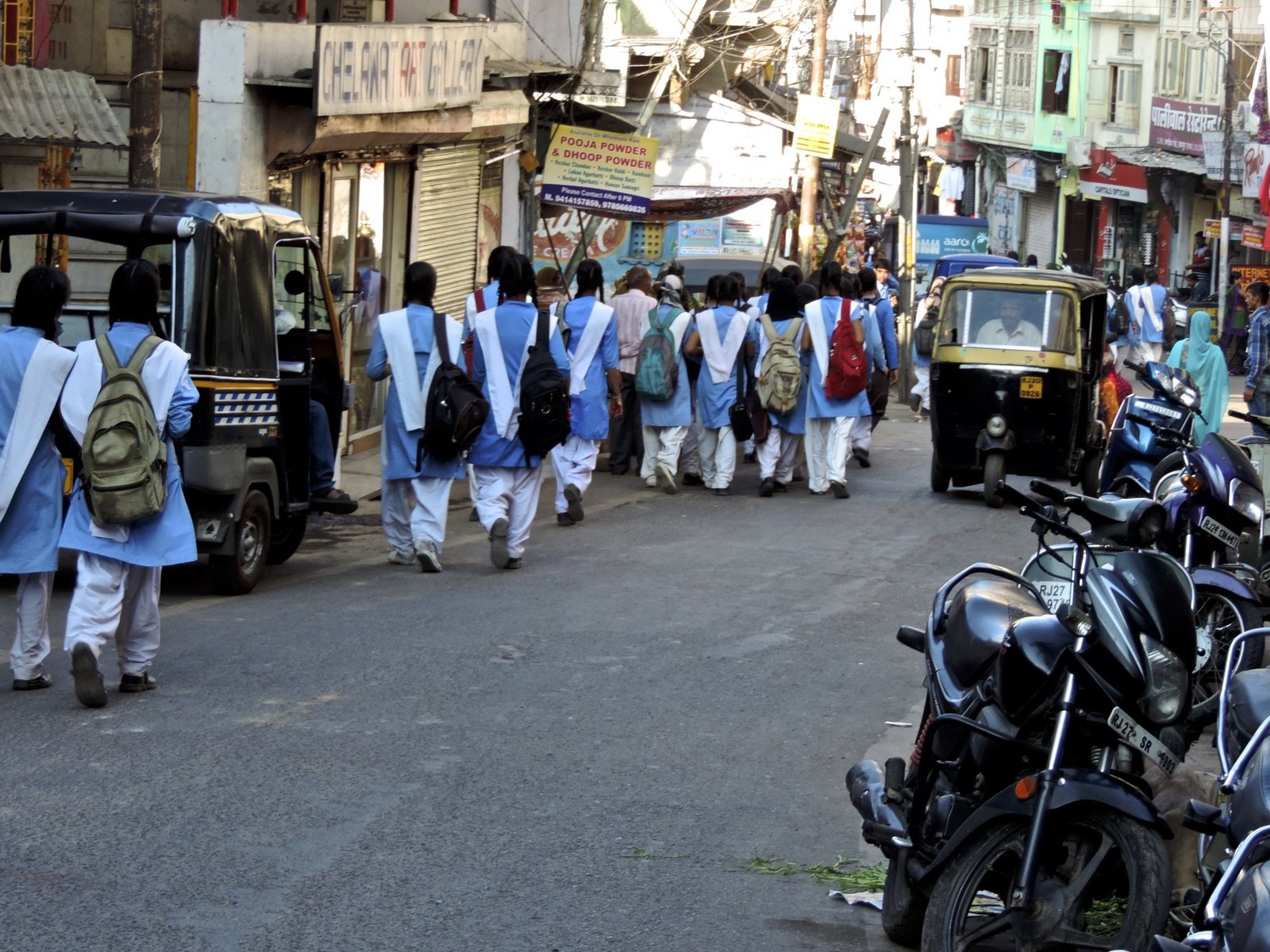 Meisjes in blauwe sari's in Udaipur.