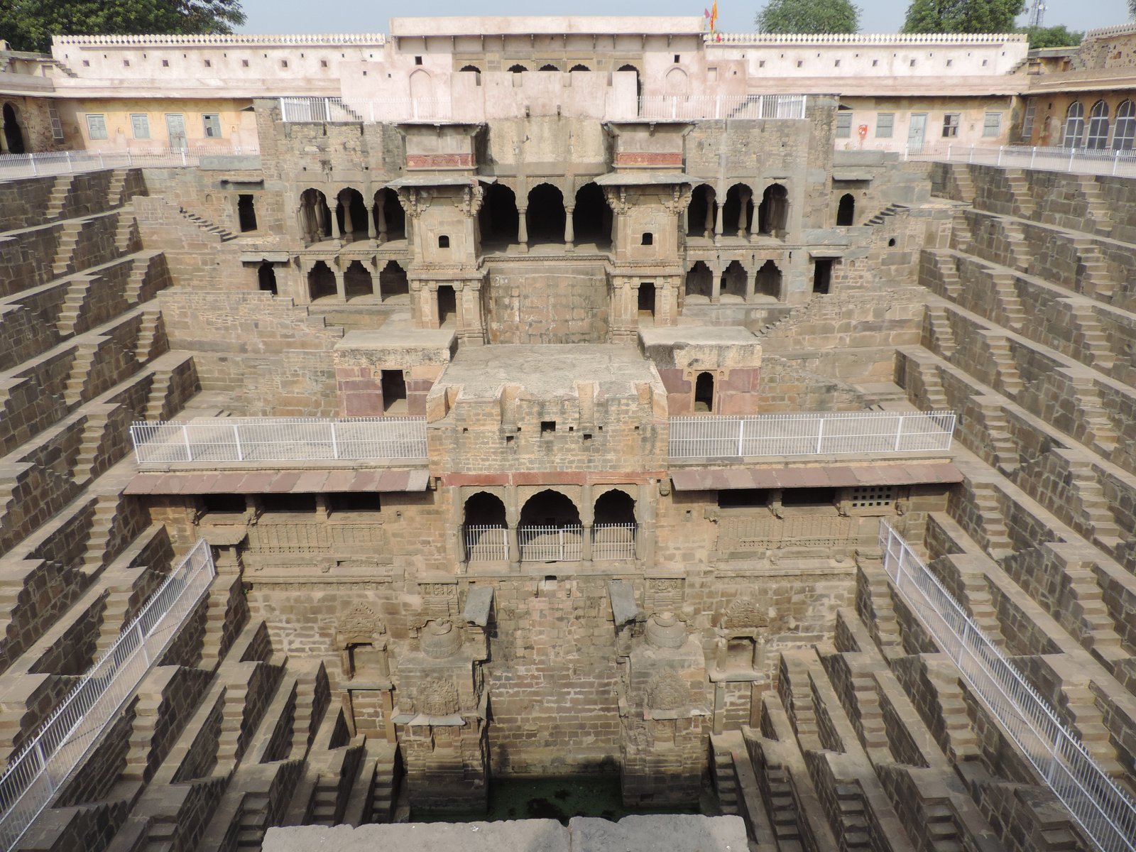 Chand Baori met versierde kant in beeld.