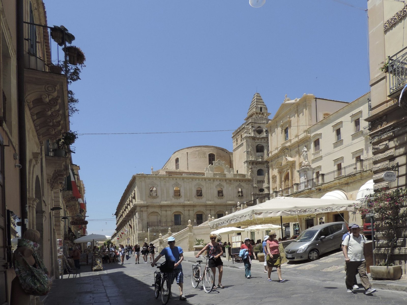Straat en plein in Noto.