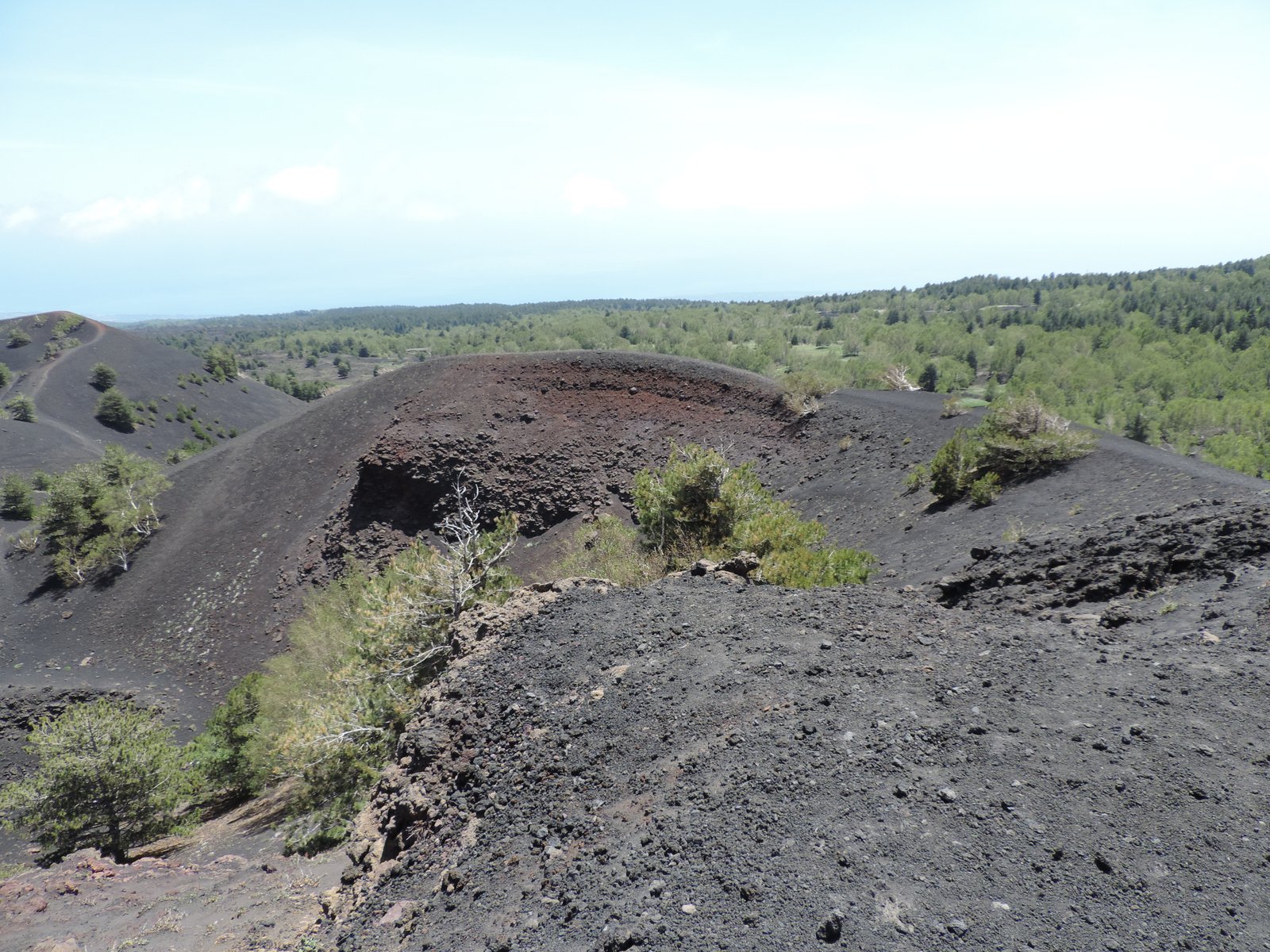 Krater en vulkaan landschap.