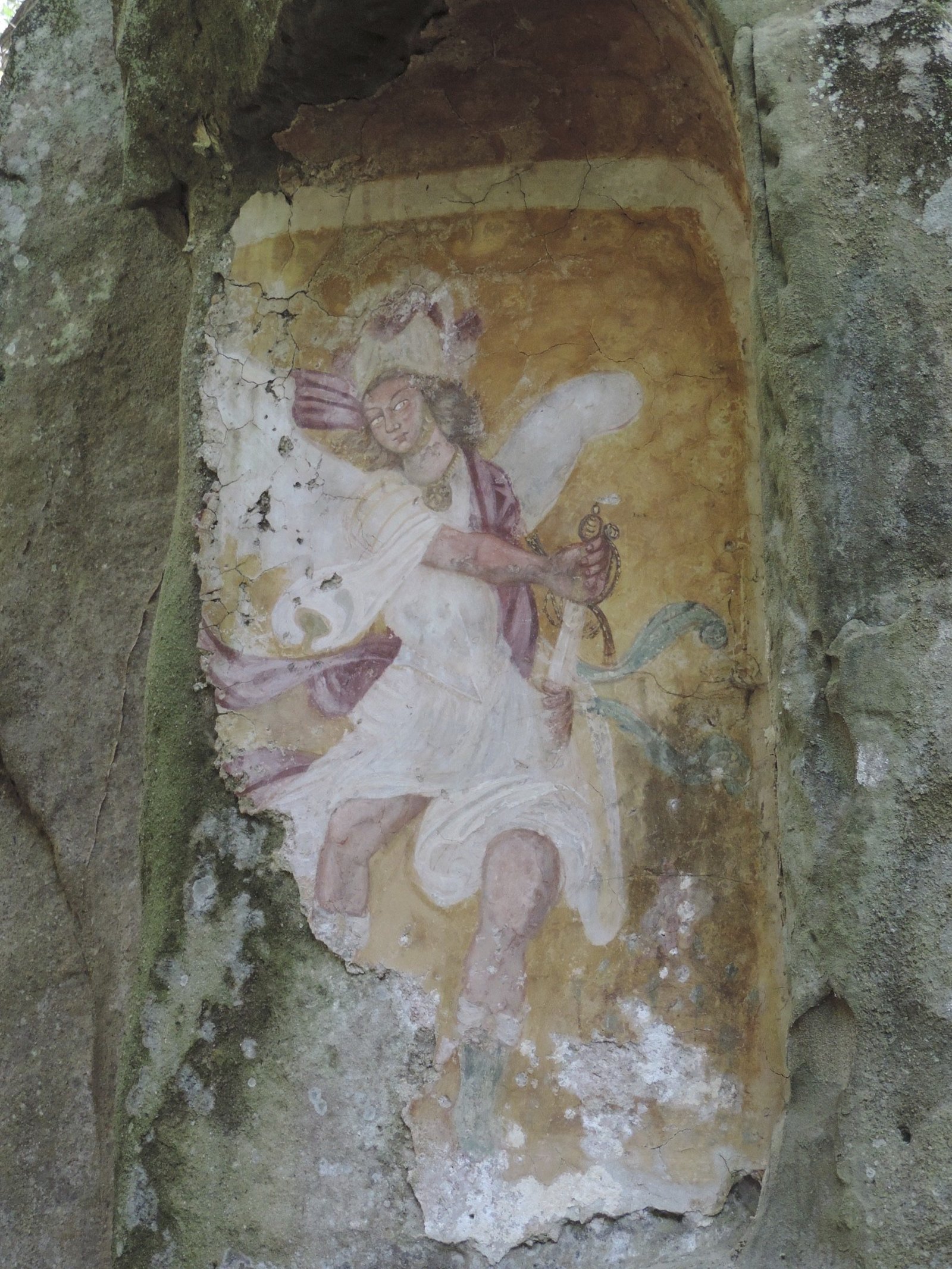Fresco van aartsengel op rots.
