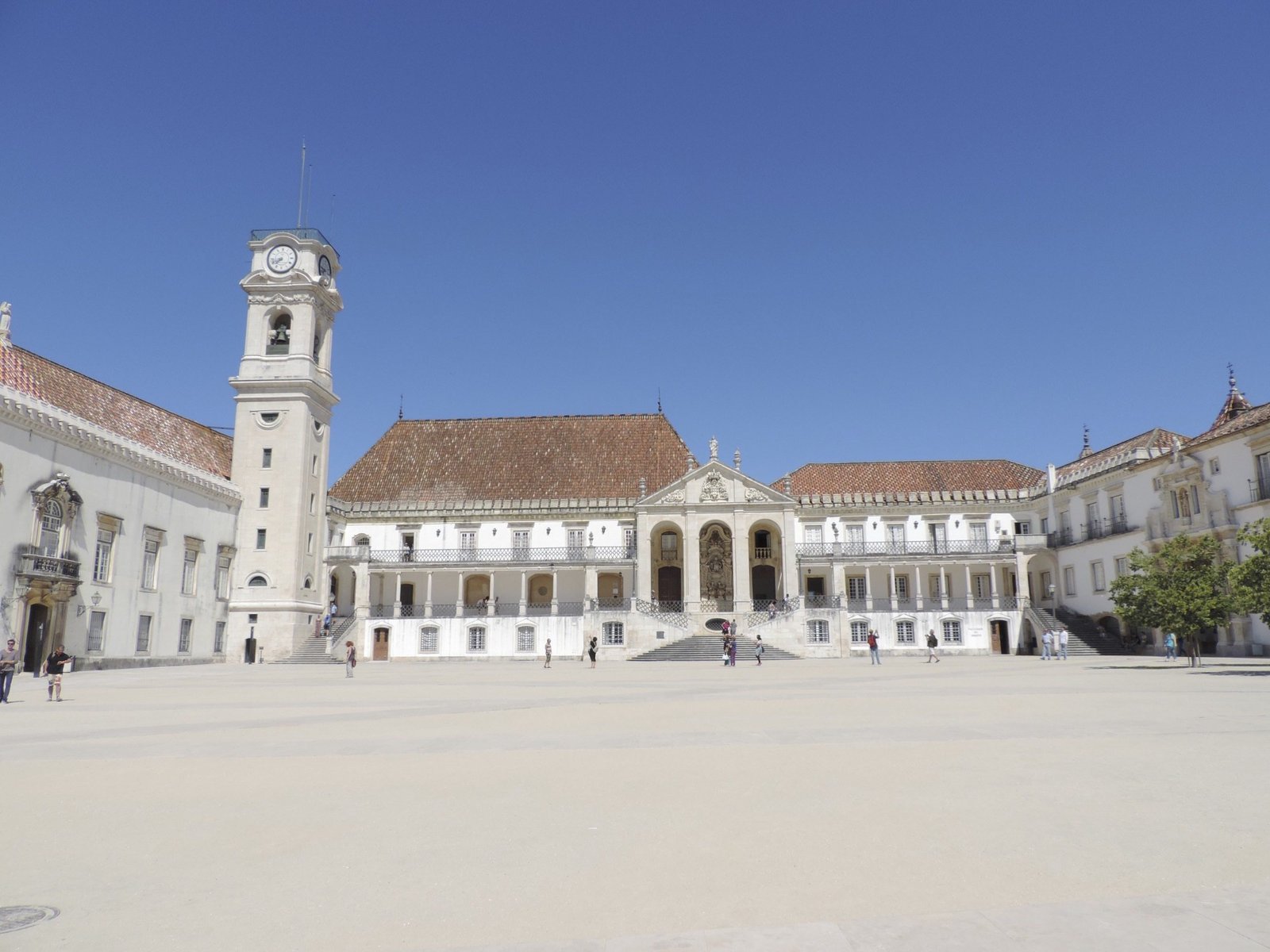 Witte gebouwen van de Coimbra bibliotheek.