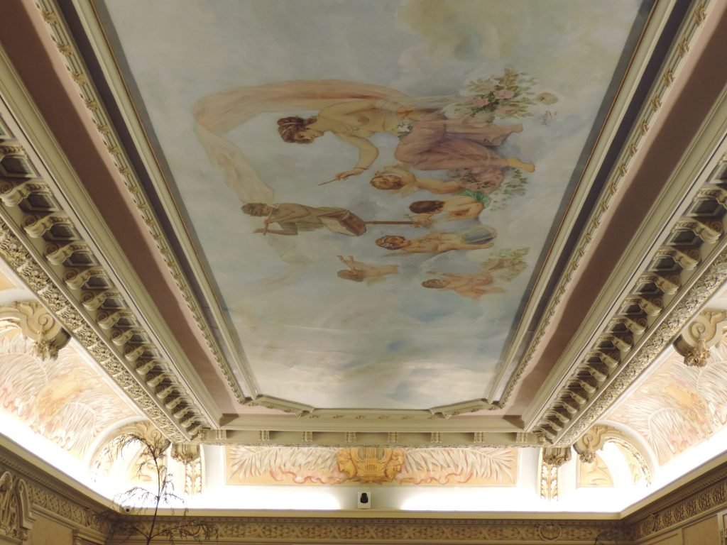 Luso: plafond van theaterzaal van casino.