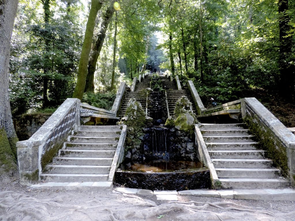 Fonte Fria: trappen langs watervalletje.