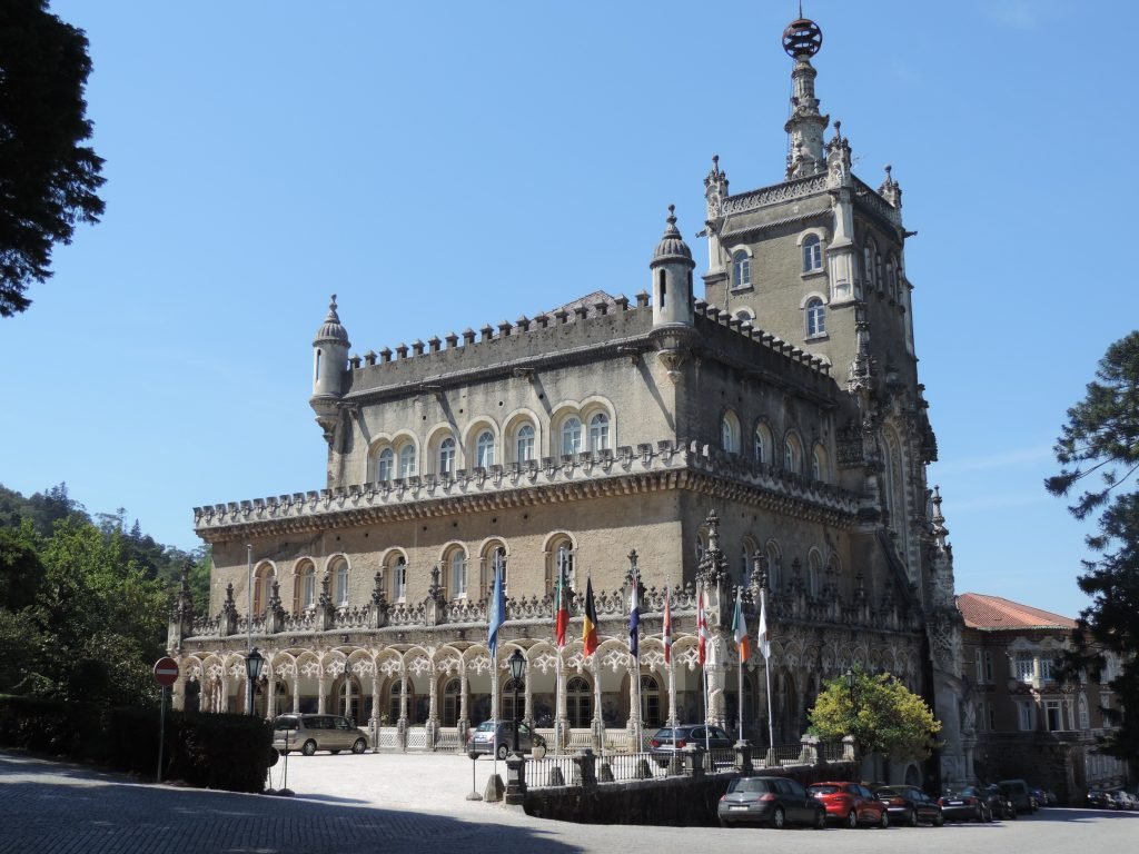 Bruçaco Palce Hotel met toren.