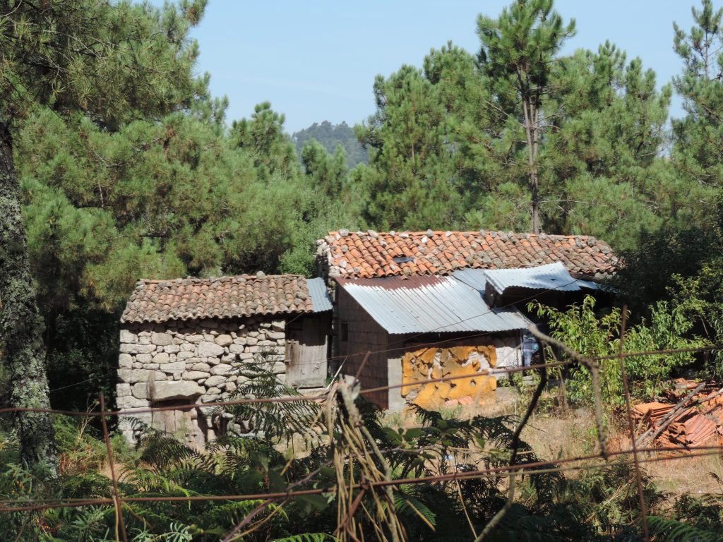 Aldeia das Dez= stokoude woning in verval.