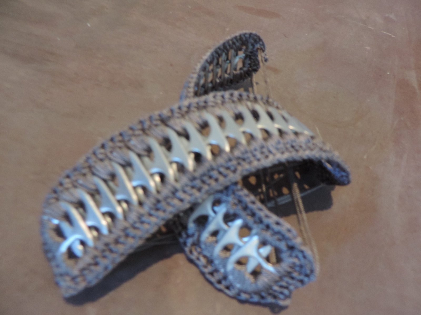 Armbandjes van lipjes van drankblikken.