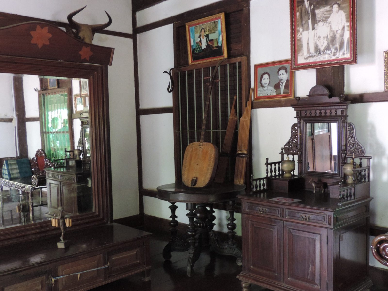 Interieur met houten meubels.