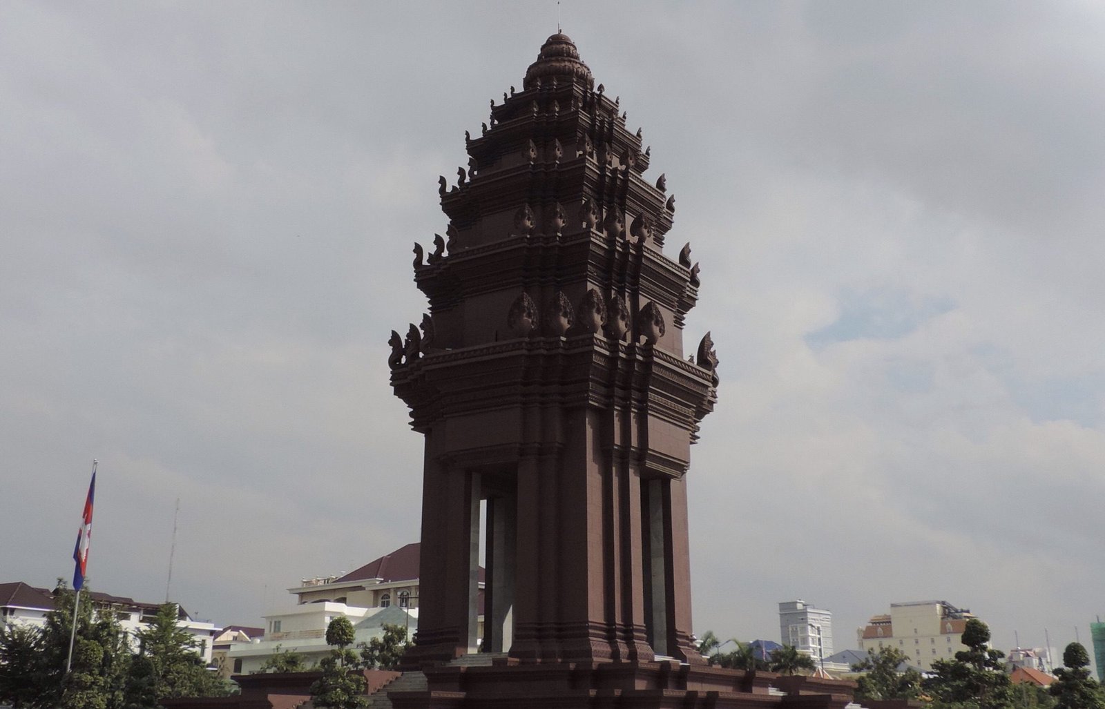 Onafhankelijkheidsmonumet: grote bruinrode toren.