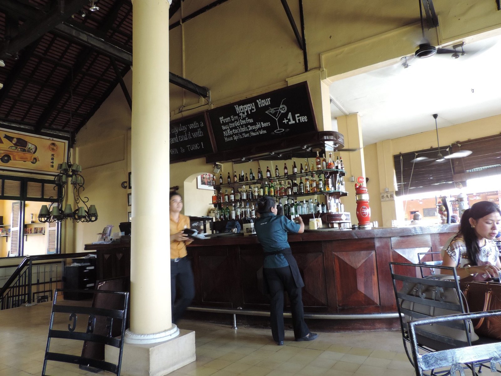Interieur met barmeubel van FCC, Phnom Penh.