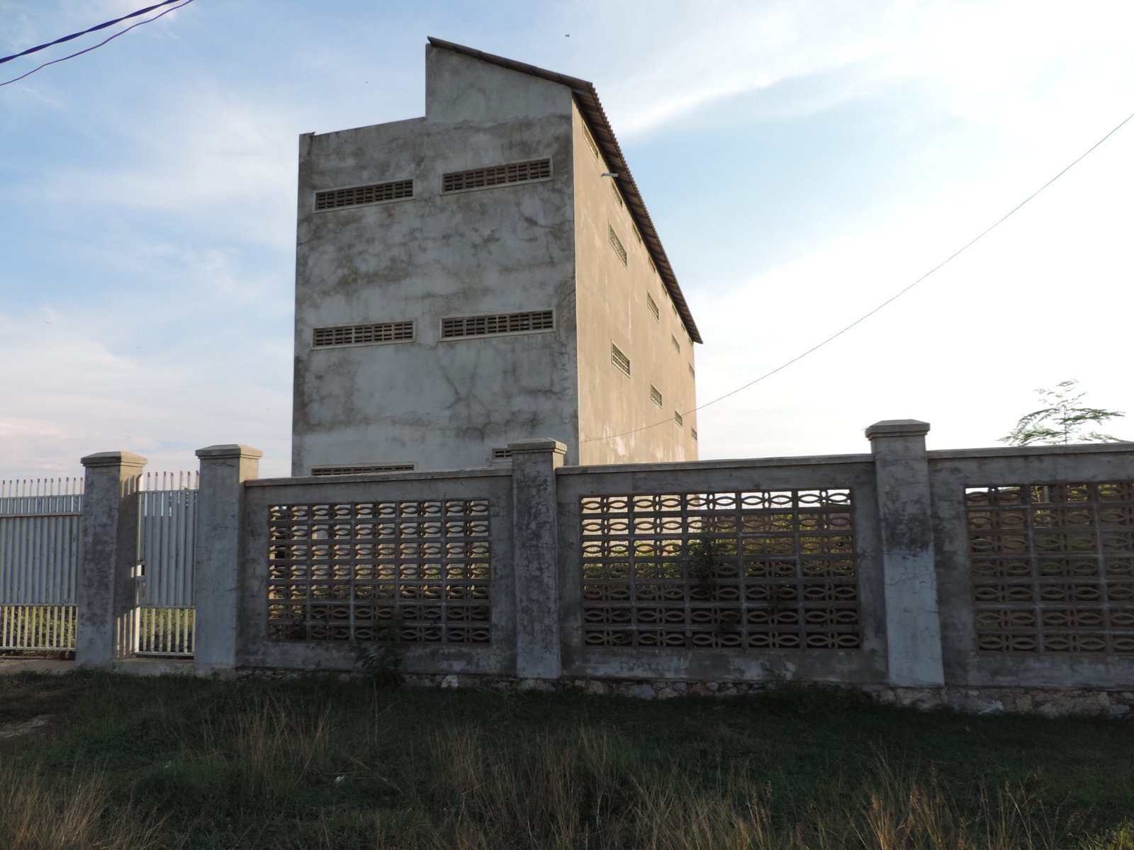 Betonnen gebouw zonder vensters.