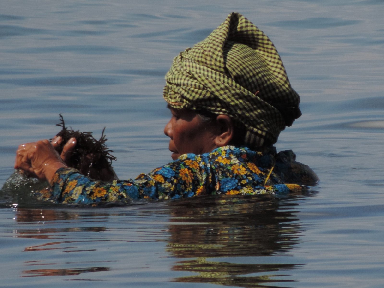Close-up van Khmer vrouw vissend in de zee. 