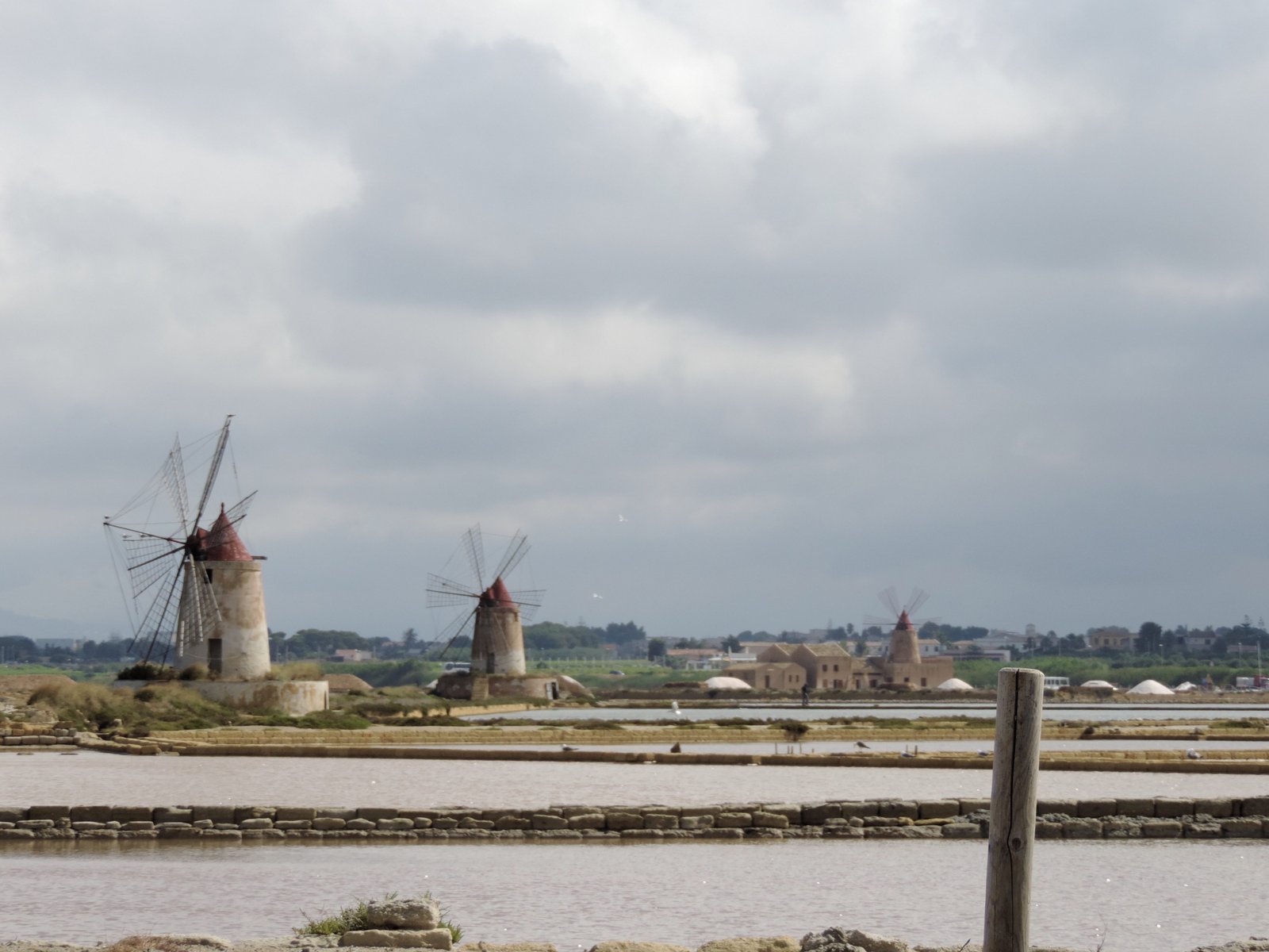 Windmolens en zoutpannen.
