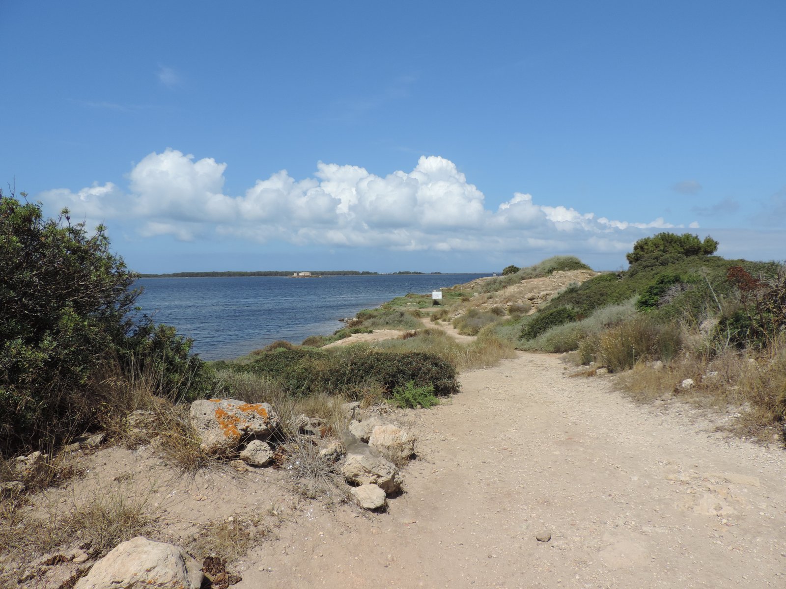 Wandelweg naast de zee op Mozia.