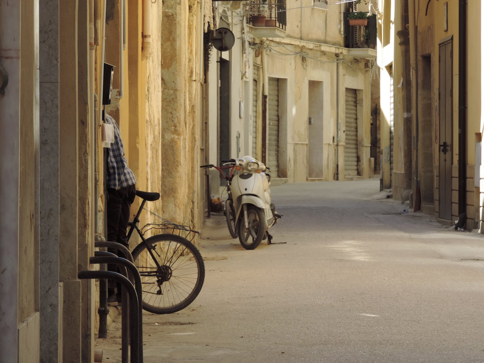 Straatje met Vespa in Mara del Vallo.