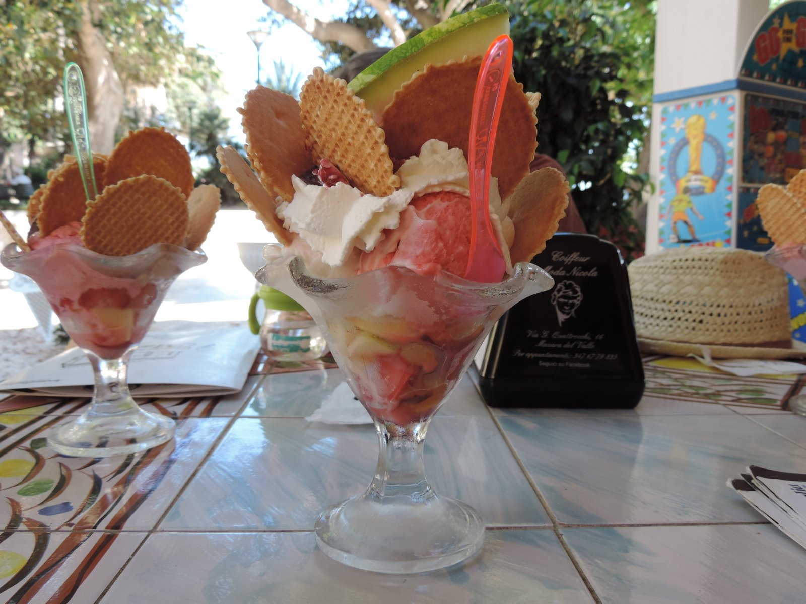 Ijskraam coupe met fruit en slagroom.