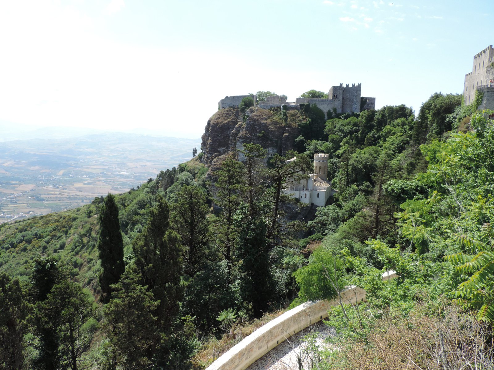 Zicht op een deel van Erice in het groen.