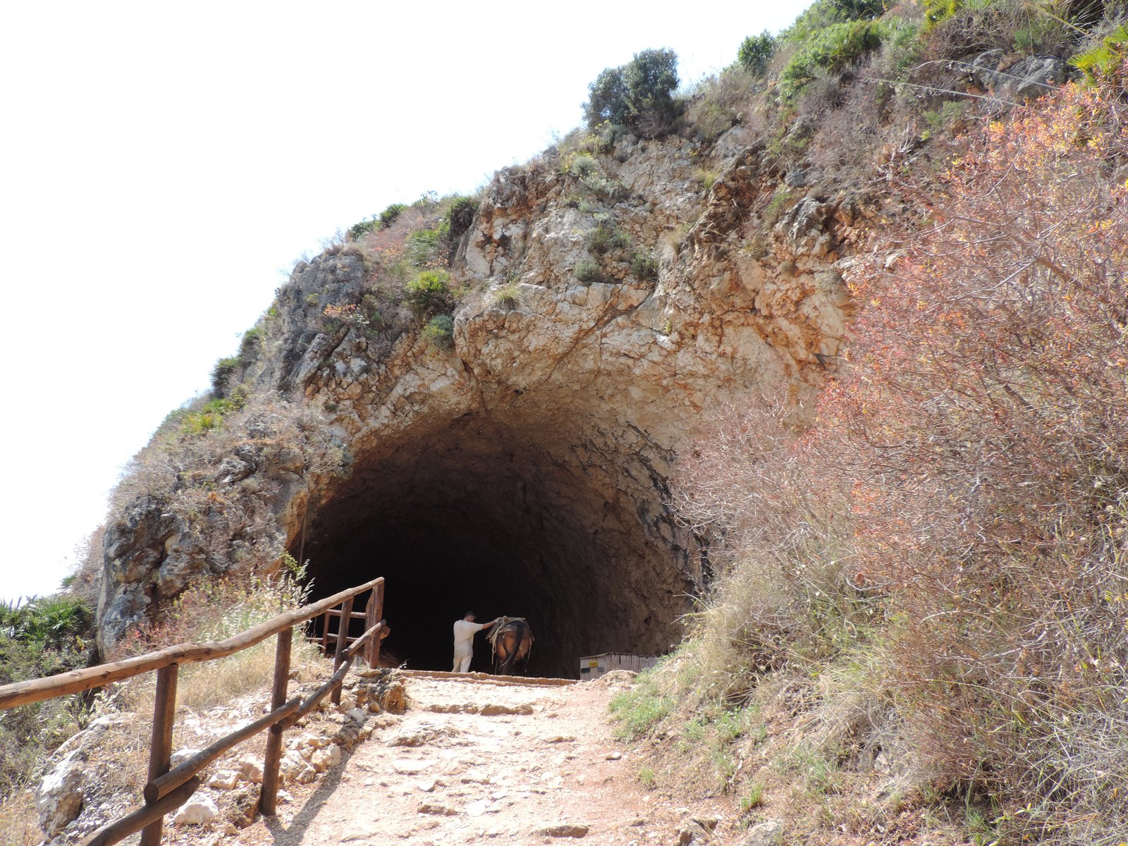 Donkere tunnel in rotswand.