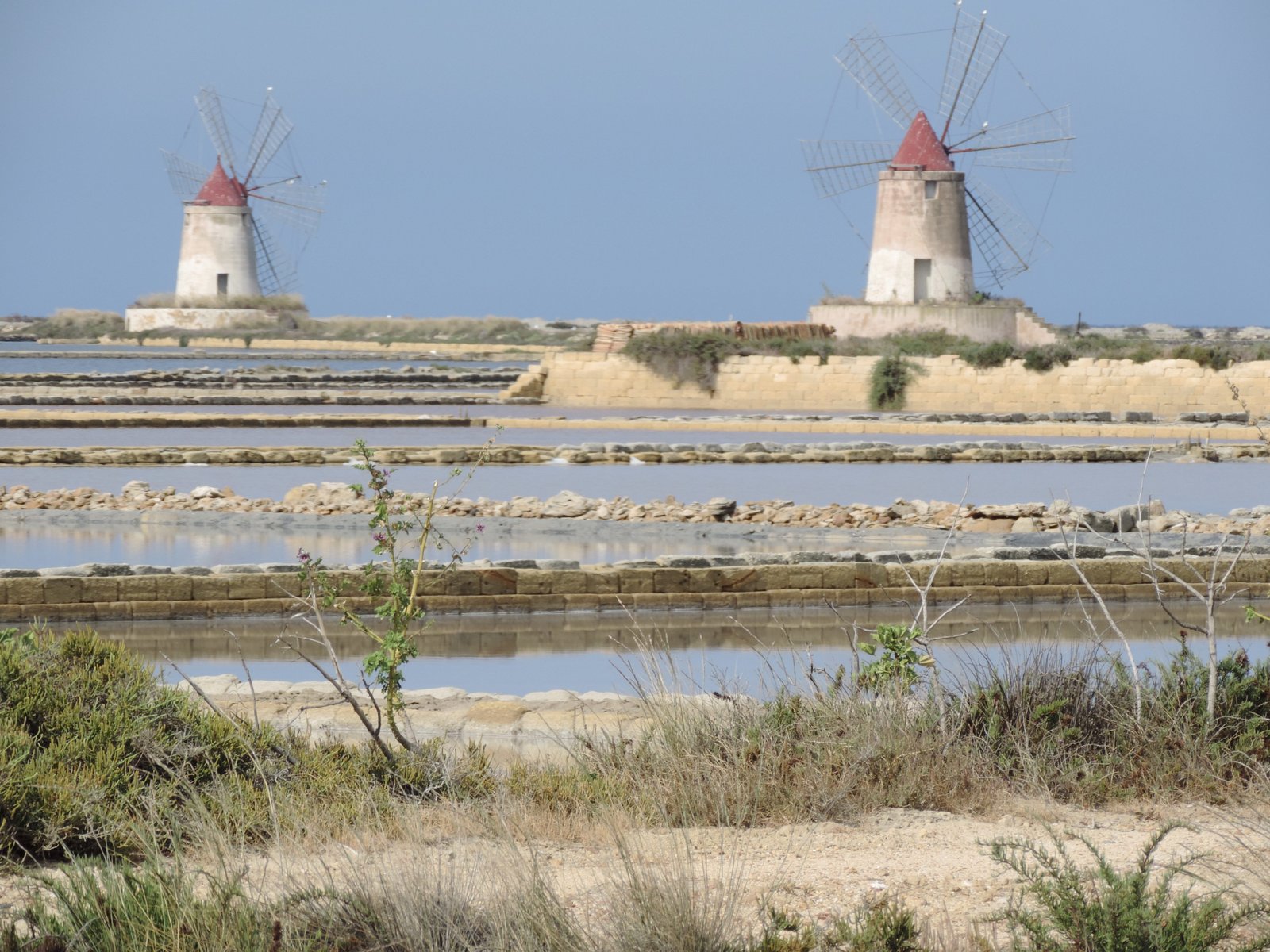 Twee windmolens aan zoutpannen.