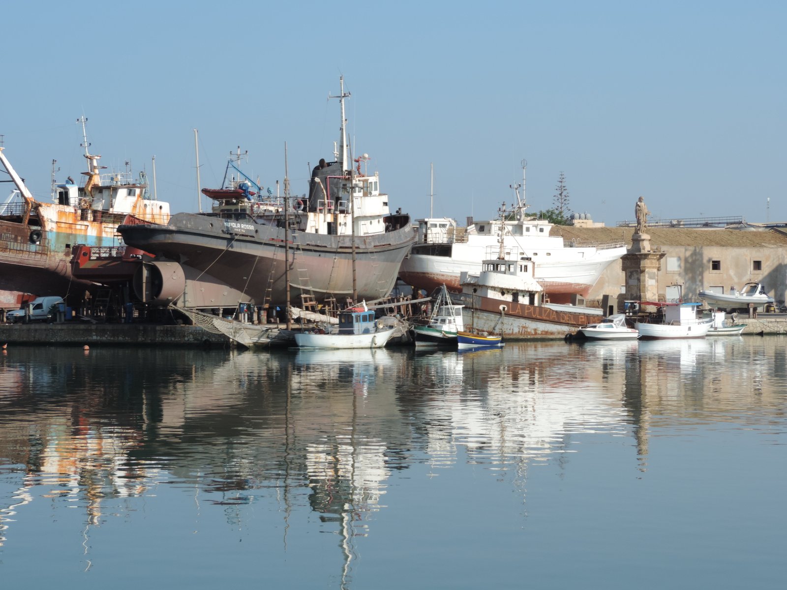 Haven met boten in droogdok.