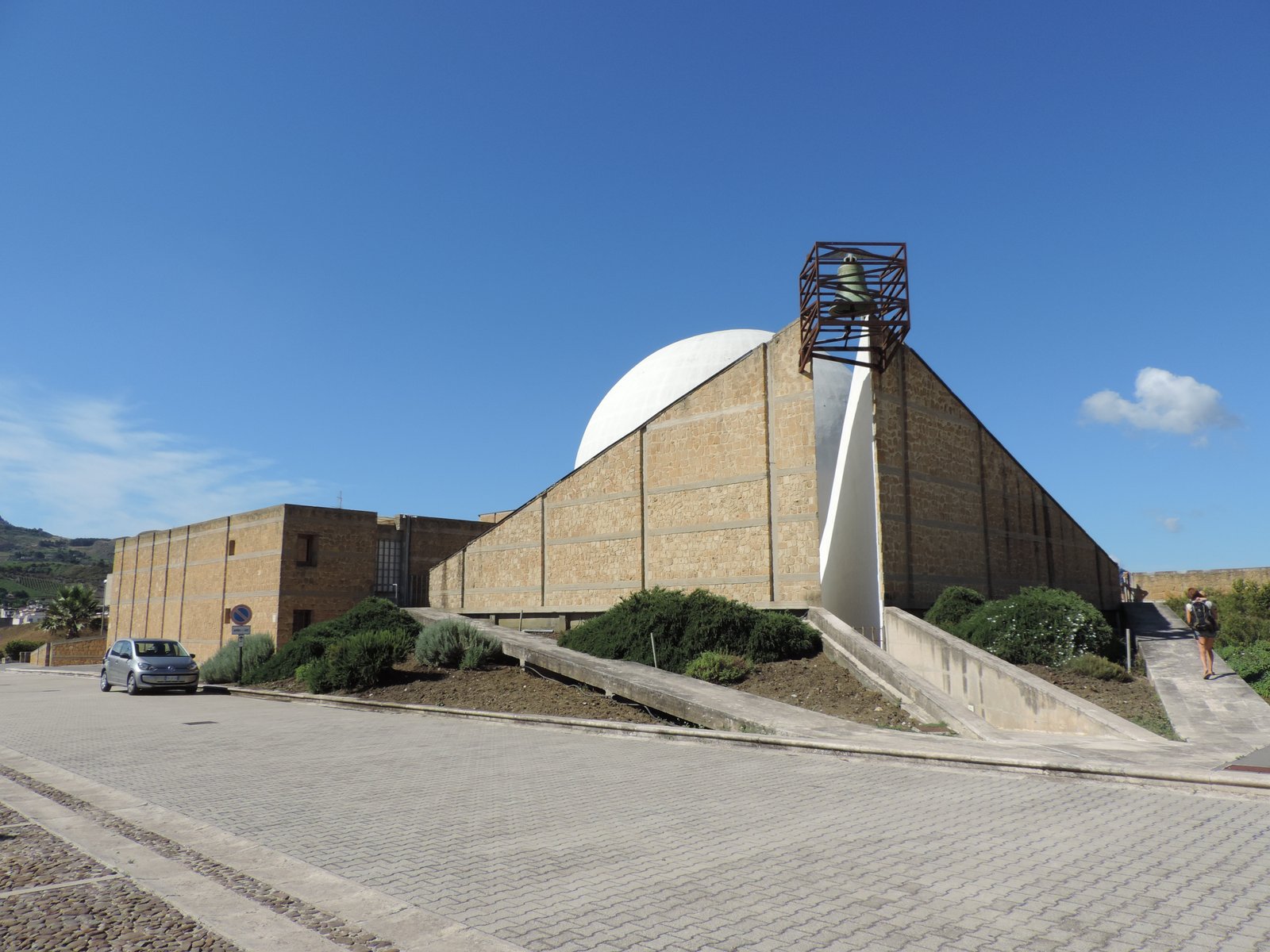 Modern gebouw in Gibellina.