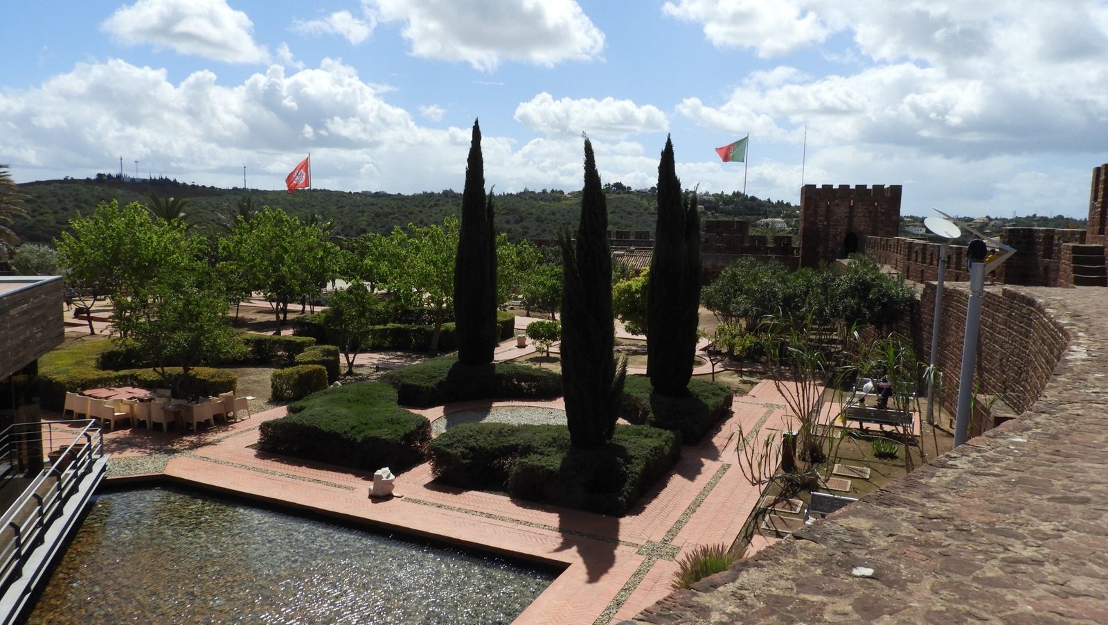 Silves Castelo Courtyard