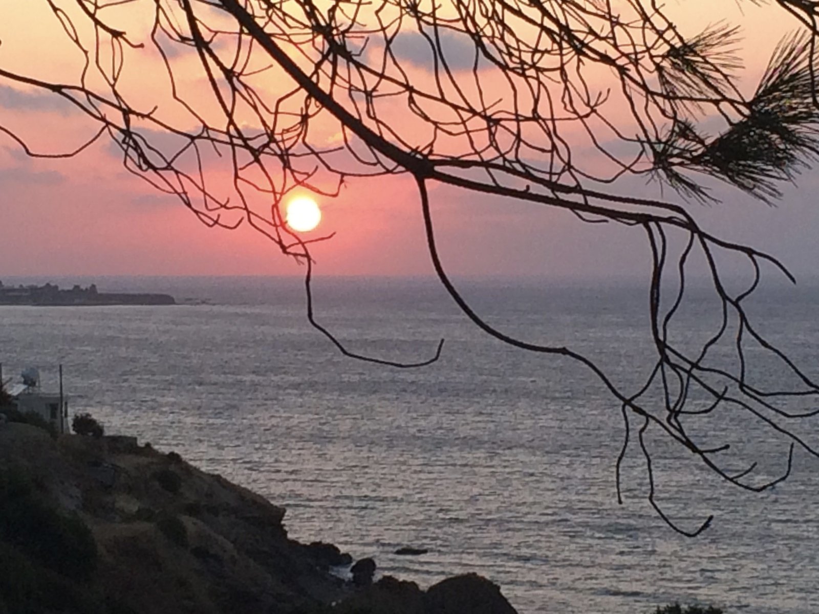 Ondergaande zon over zee.