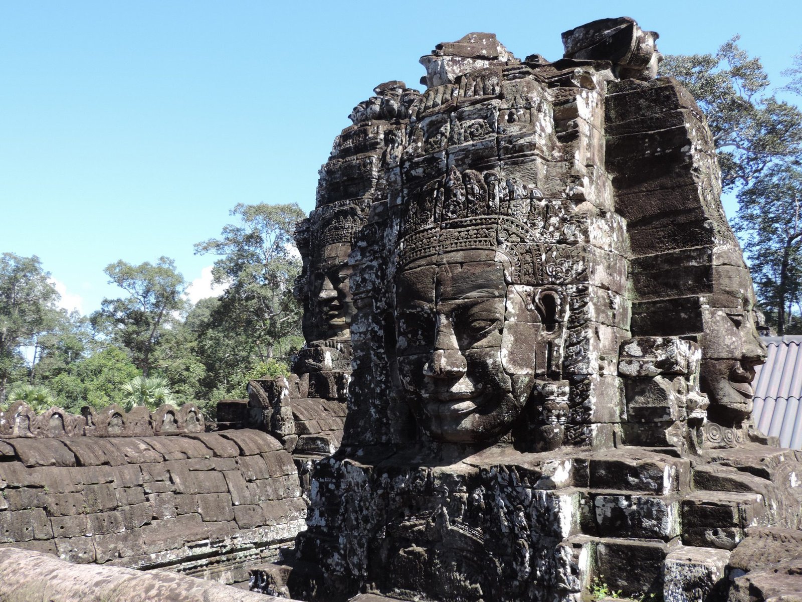 Close-up van groot lachend hoofd in Angkor Tom.