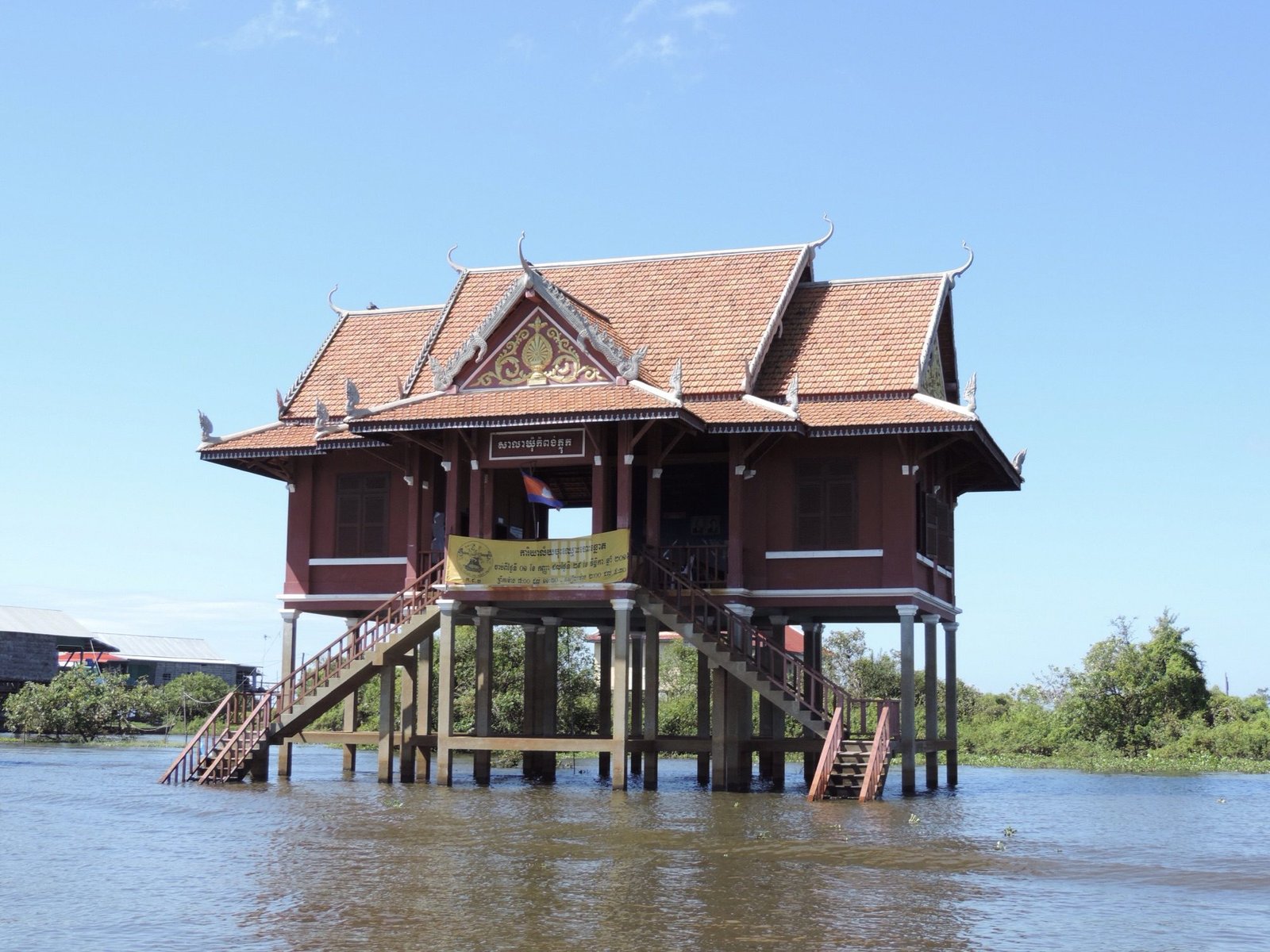 Boeddhistische tempel op hoge huten palen in meer. 