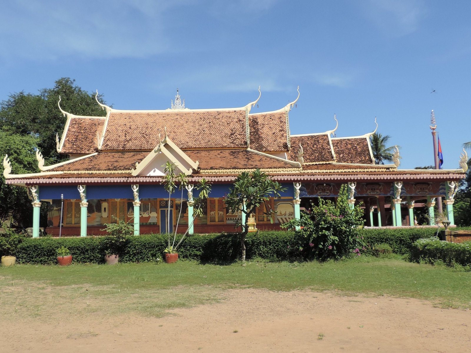 Nieuwe boeddhistische tempel met pagode daken.