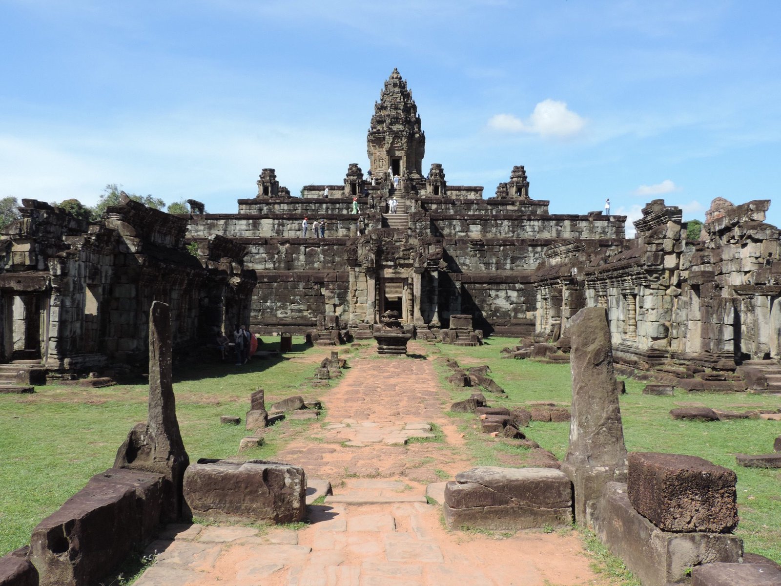 Groot, grijs tempelcomplex.