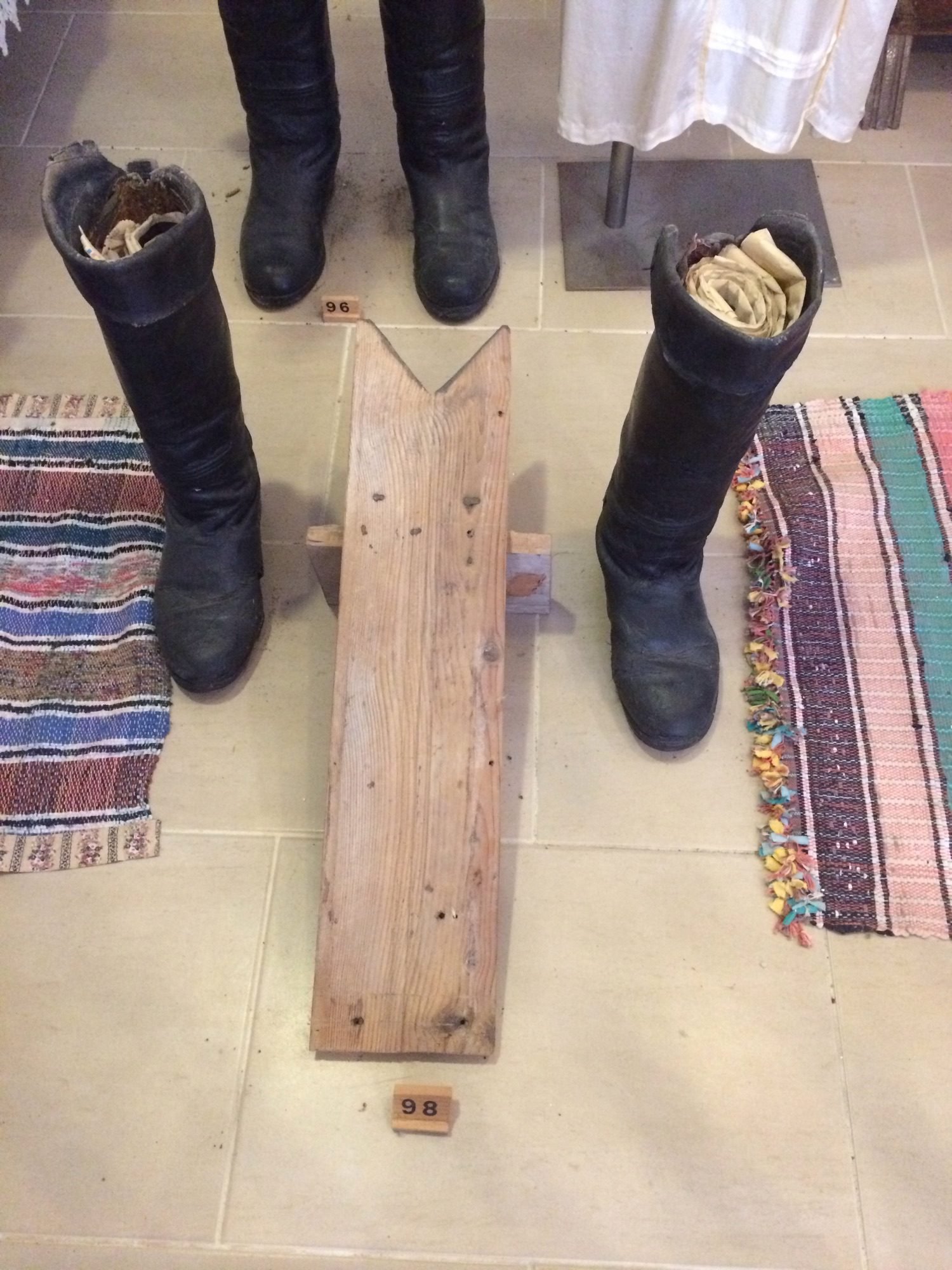 Houten servant en zwarte laarzen.