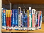 Boekenplank met Griekse reisgidsen