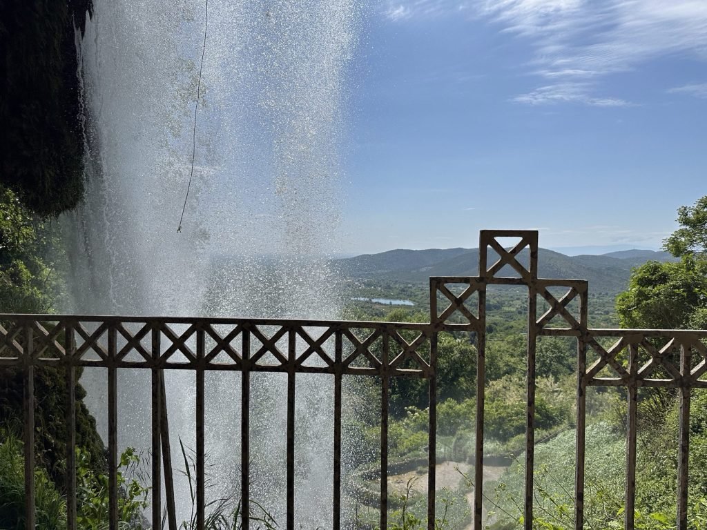 Ijzeren hek en landschap van achter de waterval van Edessa
