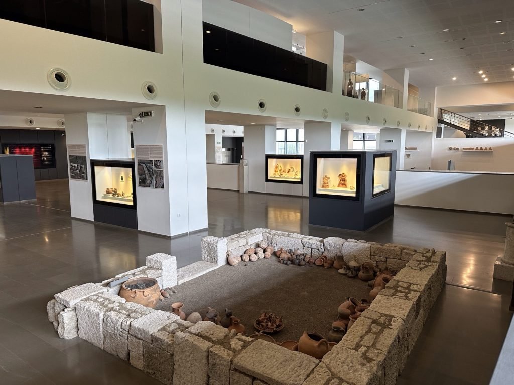 Moderne tentoonstellingsruimte in het archeologisch museum van Pella.