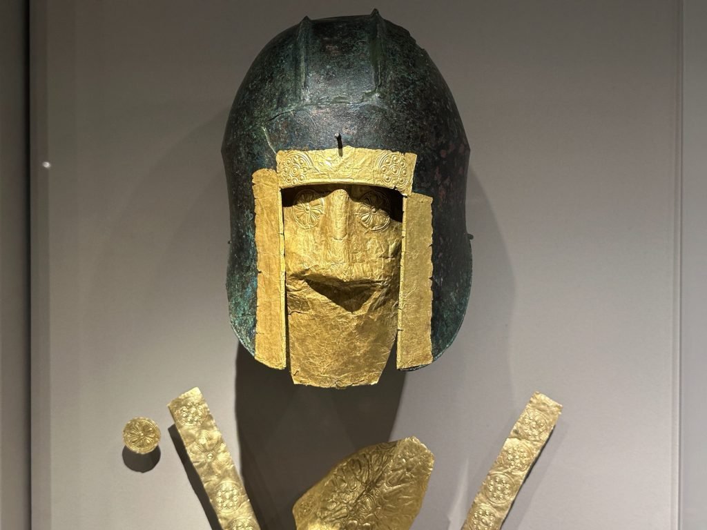 Gouden dodenmasker met helm in Pella, archeologisch museum.