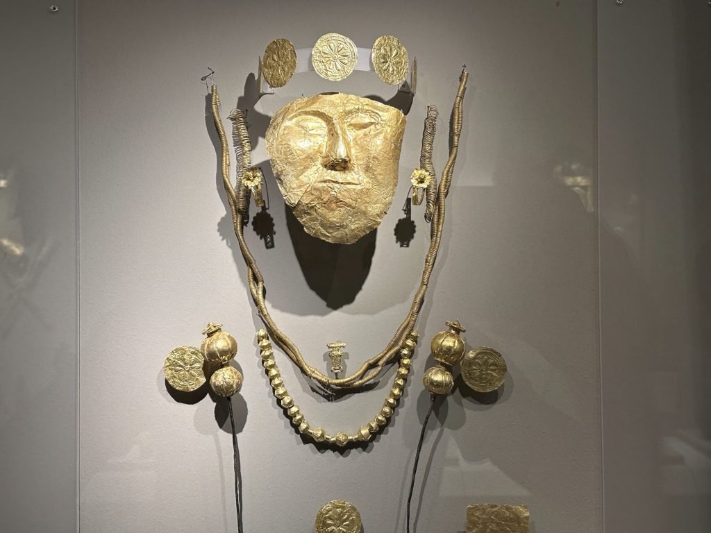 Gouden dodenmasker met gouden sierraden in het archeologisch museum van Pella. 
