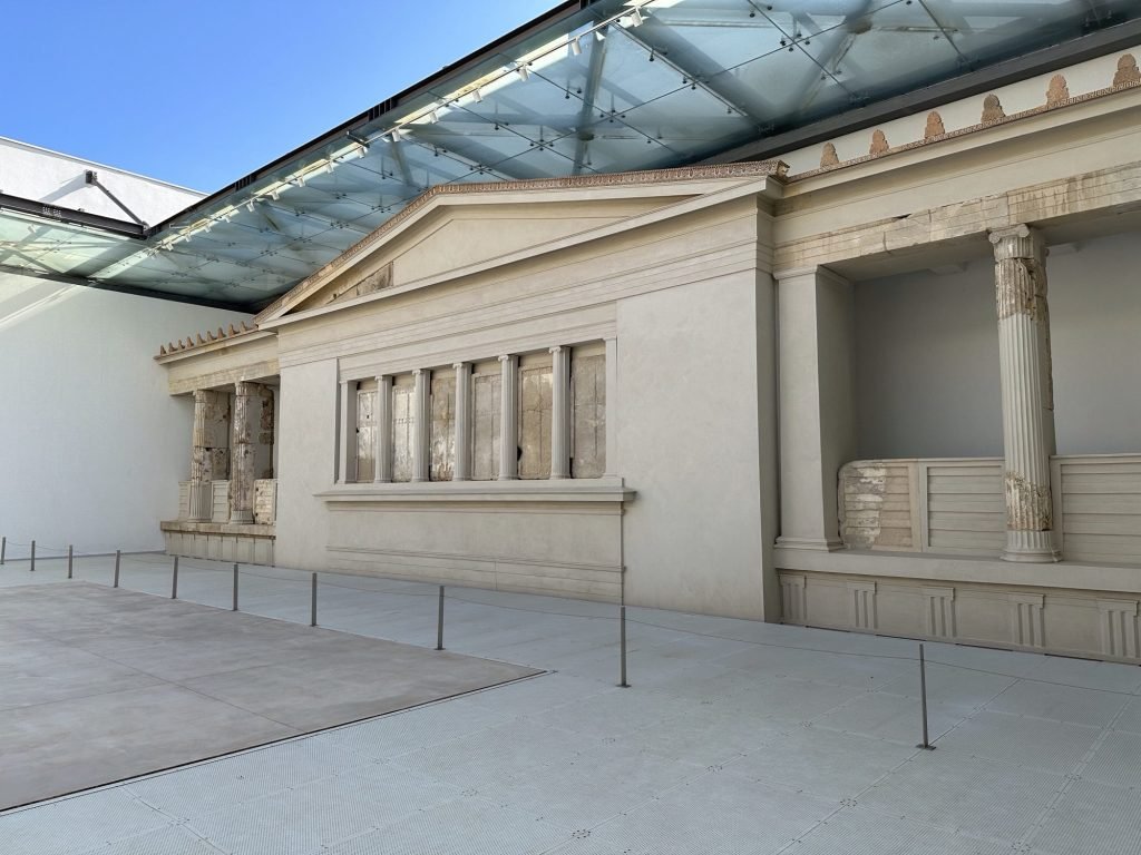 Binnen in het Polycentric museum Aigai: nagebouwde tempel onder glazen dak