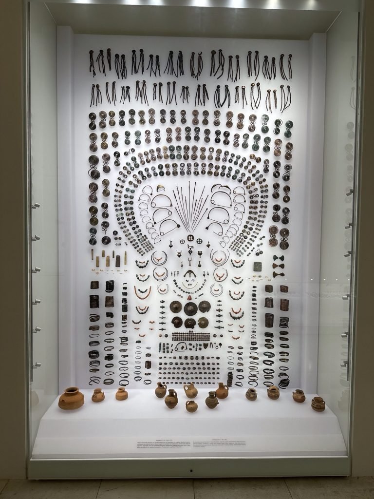 Polycentric museum Aigai: honderden sierraden op verticale verlichte wand