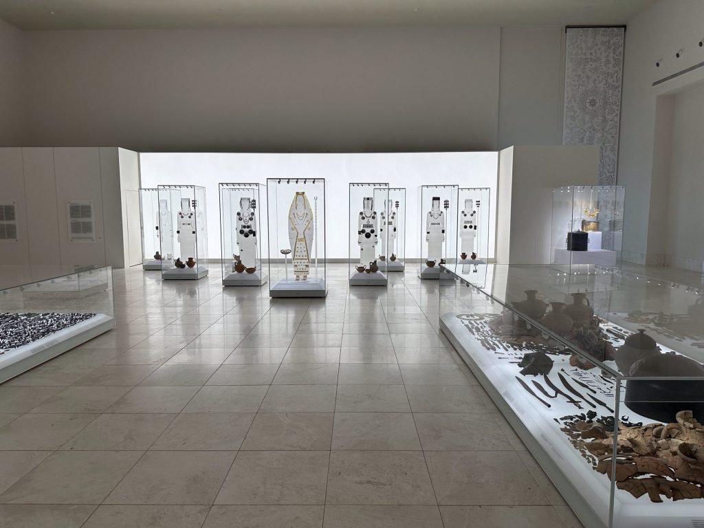 Polycentric museum Aigai: verlichte kledingstukken en sierraden op mannequins