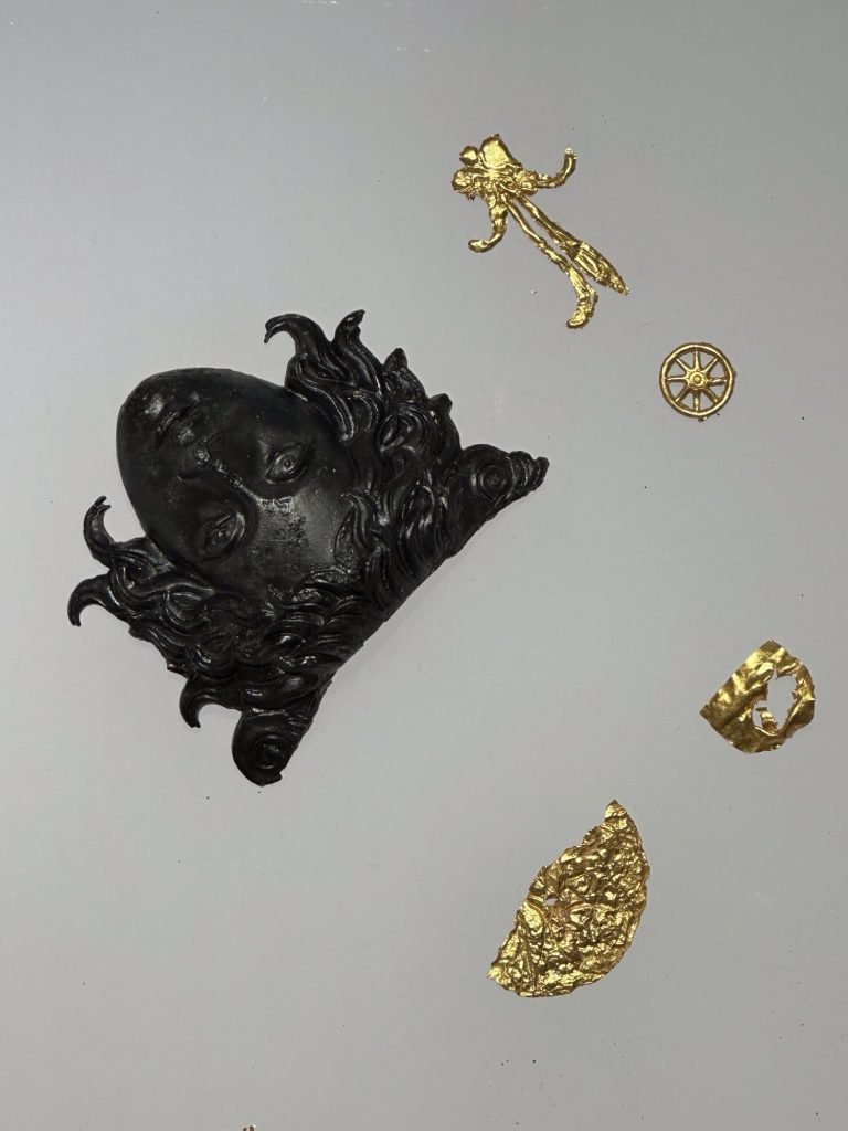 Polycentric museum Aigai: gouden sierraden en zwart masker