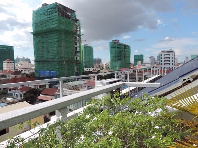 Verschillende buildings in aanbouw in groen plastic verpakt.