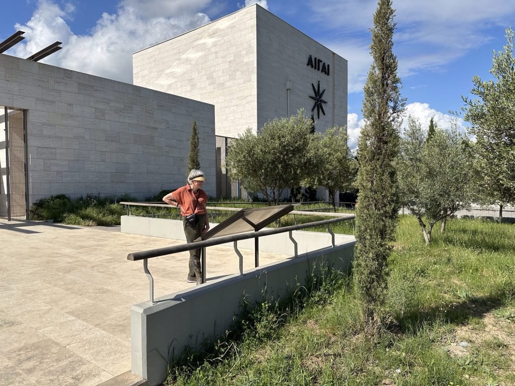 Moderne wit-marmeren ingang van het Polycentric museum Aigai