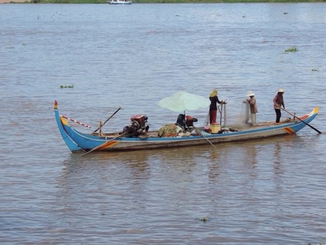 Vissersboot op de Tonlé Sap rivier in Phnom Penh.