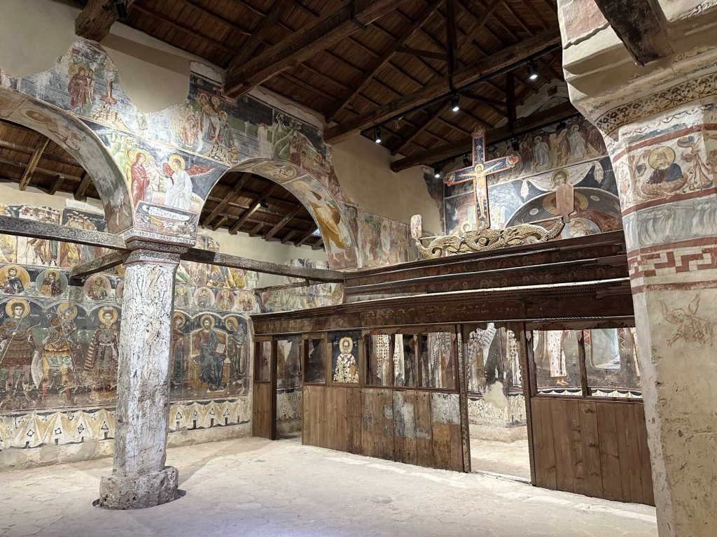 Beschilderde muren en zuilen binnen in de kapel van Agios Demetrios
