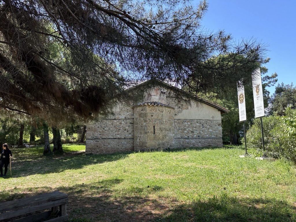 Kapel van Agios Demetrios in het groen