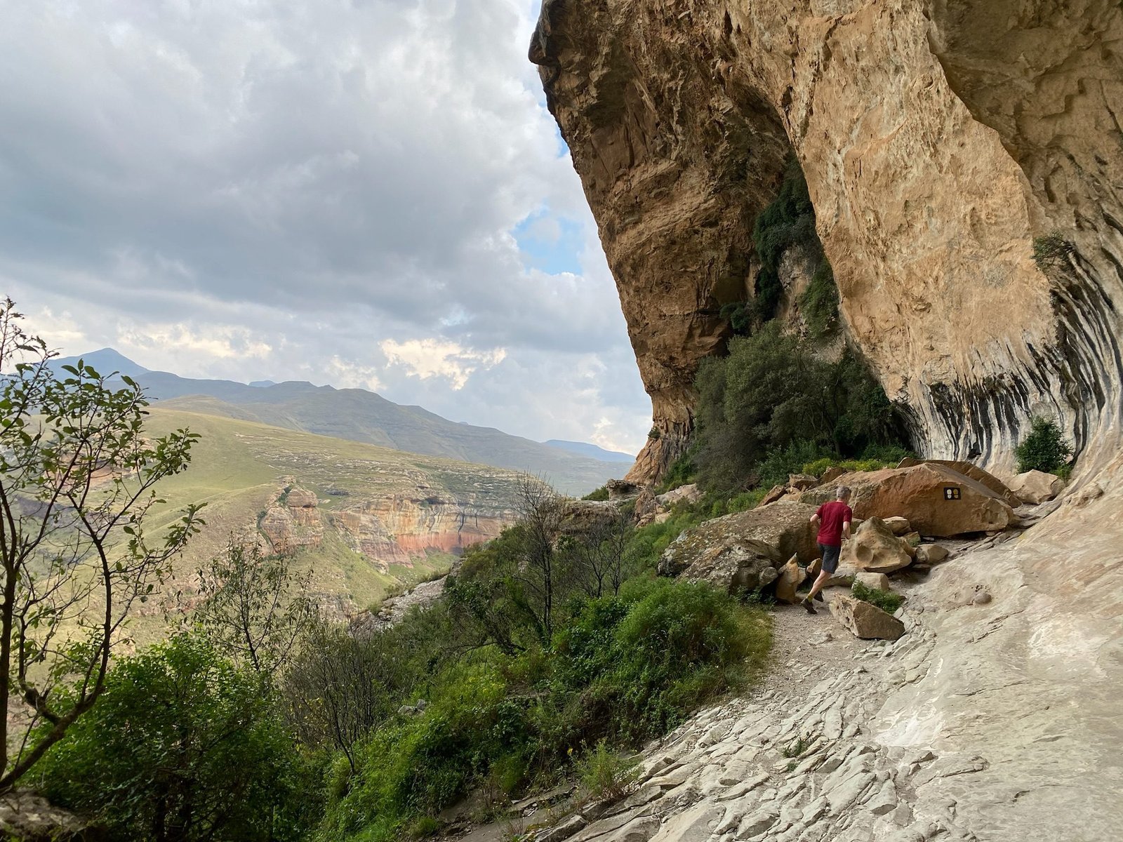 Jogger onder de rotsen van Woodehouse Peak.