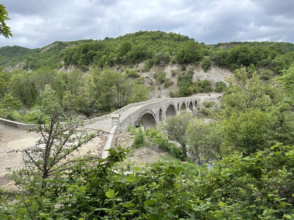 Spanos boogbrug in het groen in Centraal Griekenland