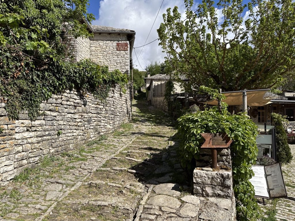 Stenen voetpad naar het Vikos-hotel in Monodendri, Centraal Griekenland