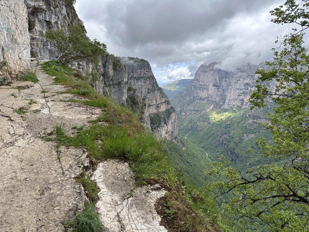 Oxya, Vikos-kloof: rotsen, ravijn en dreigende wolken